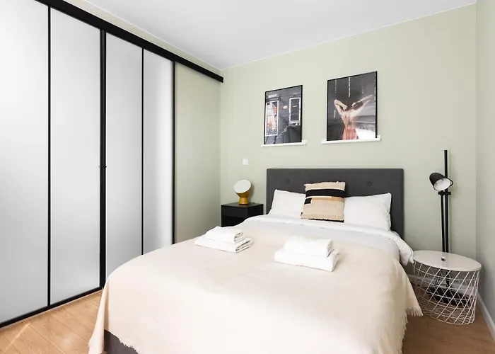 Przestronny Vermelo Parking